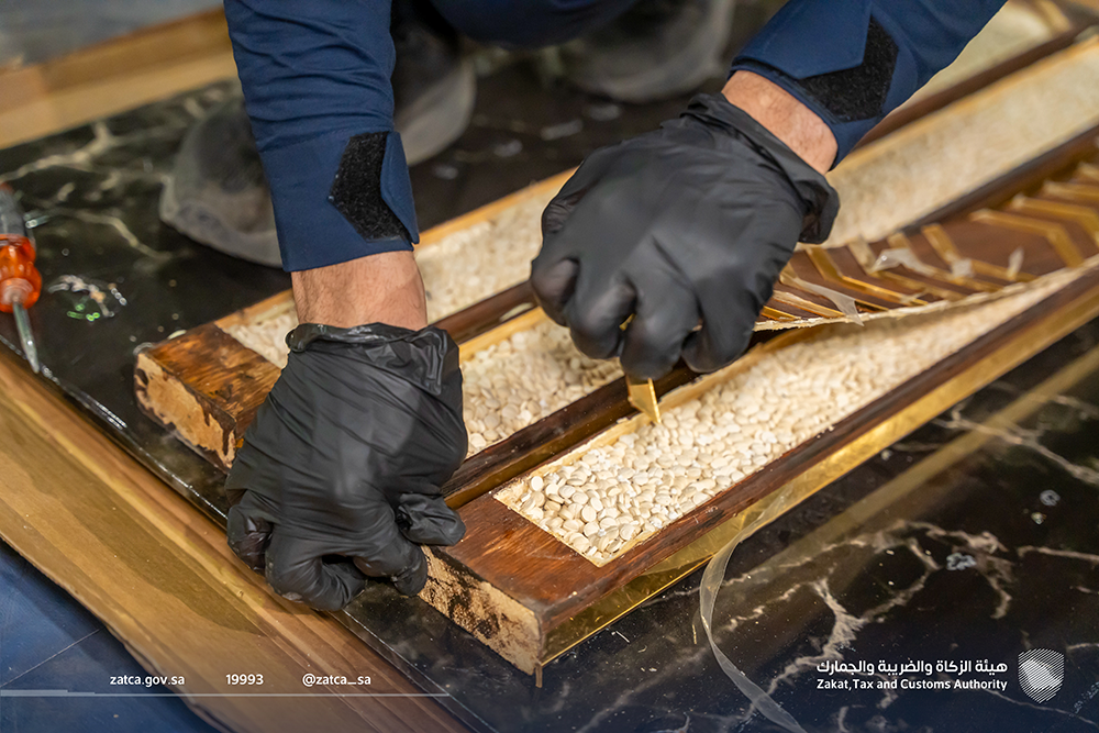 صورة لضبطية ميناء جدة الإسلامي لتهريب الإمفيتامين المخدر